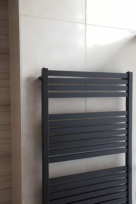 Juodas kombinuotas rankšluosčių džiovintuvas Thermal Trend Kh 169x45 cm, tinkamas pro vandens ir kombinuotam šildymui.