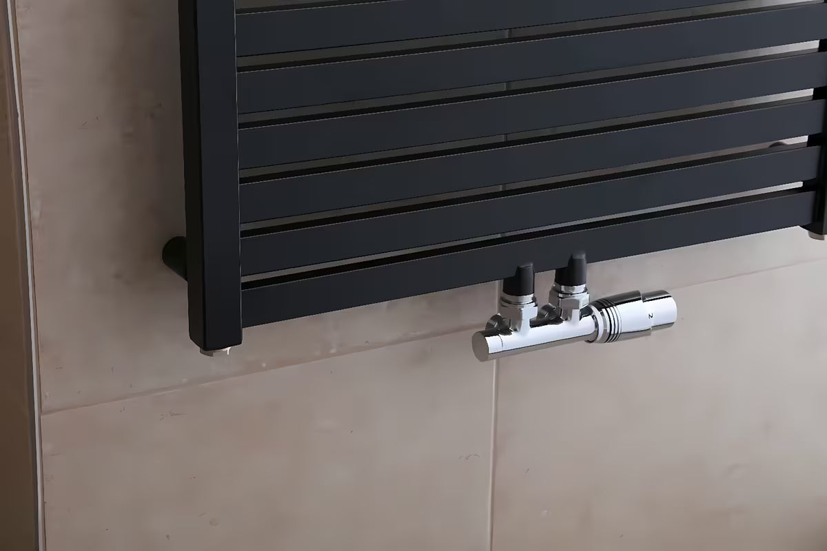 Juodas kombinuotas rankšluosčių džiovintuvas Thermal Trend Kh 169x45 cm, tinkamas pro vandens ir kombinuotam šildymui.