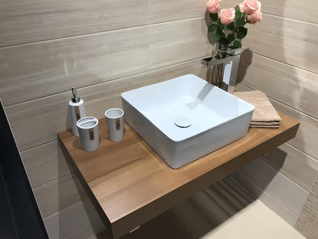 Baltas pastatomas ant stalviršio praustuvas Triomini Slim iš plonos keramikos, be perpylimo apdaila.