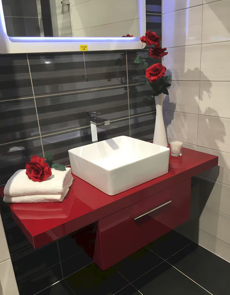 Baltas pastatomas ant stalviršio praustuvas Triomini Slim iš plonos keramikos, be perpylimo apdaila.