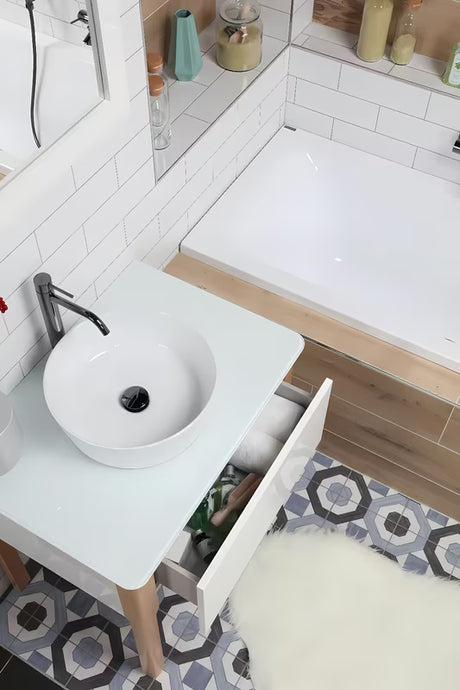 Balta pastatomas ant stalviršio praustuvas Triomini Slim 40x40 cm iš plonasienės keramikos, su lengvai banguotais kraštais