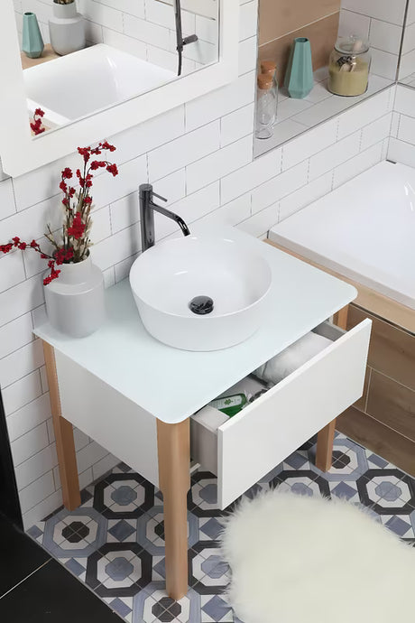 Balta pastatomas ant stalviršio praustuvas Triomini Slim 40x40 cm iš plonasienės keramikos, su lengvai banguotais kraštais