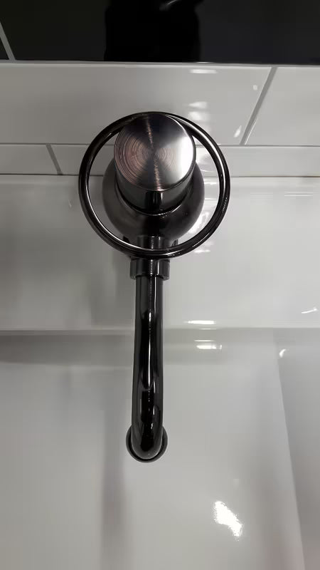 Svirtinis stovintis praustuvo maišytuvas WF Industrial Dark-Metal alyvuota šlifuota bronzos spalva.